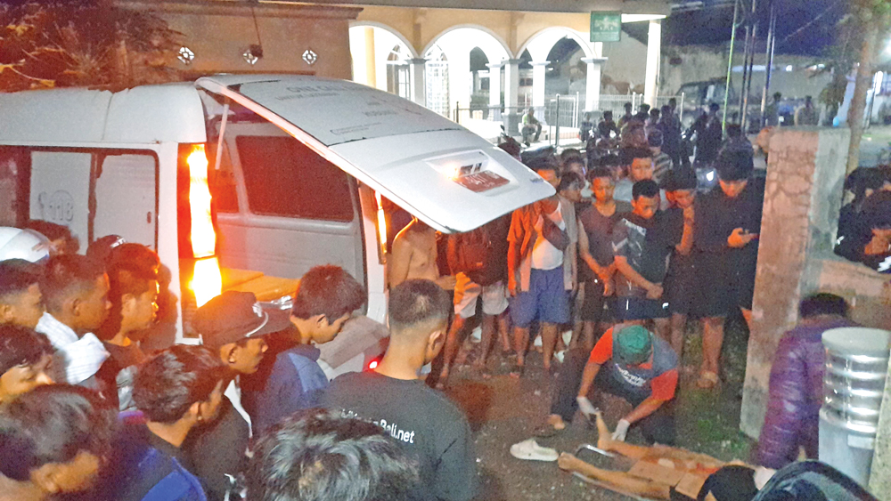 Anggota Polsek Cluring sedang menangani korban kecelakaan tunggal di Jalan Raya Desa Sembulung, Kecamatan Cluring pada Jumat (20 /2) sekitar pukul 23.30.
