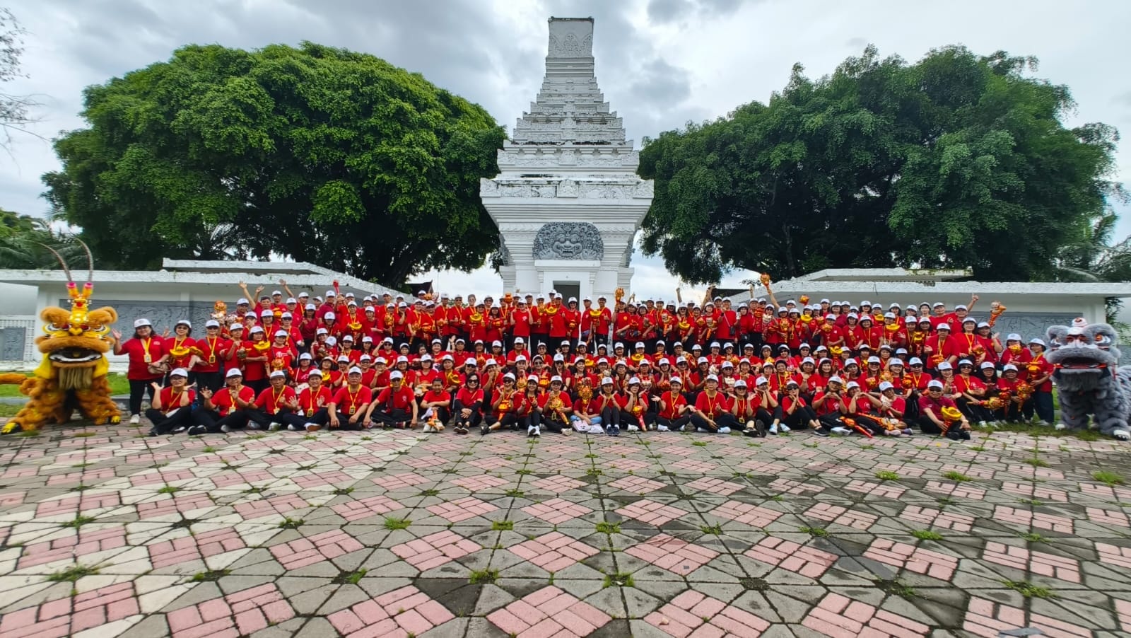 SILATURAHMI: Para anggota Yayasan Sosial Budi Mulia Abadi foto bersama di Taman Blambangan usai jalan sehat pada Sabtu (21/2).