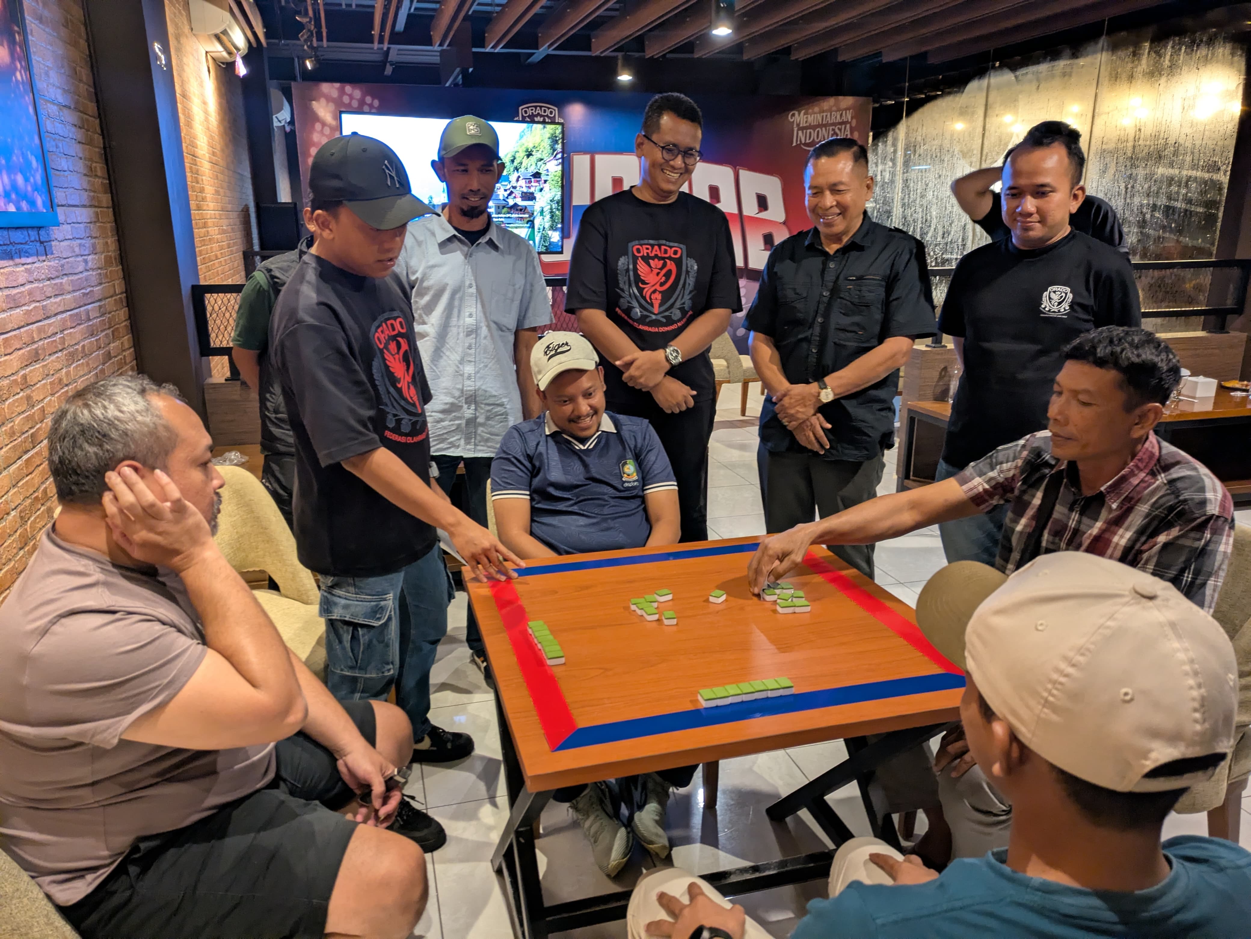Ketua Orado Banyuwangi Dede Abdul Ghany (empat dari kiri), didampingi Ketua Koni Ahmad Khairullah, Plt Kadispora Alfin Kurniawan saat Kejuaraan Kabupaten (Kejurkab) Orado pertama di Hedon Cafe.