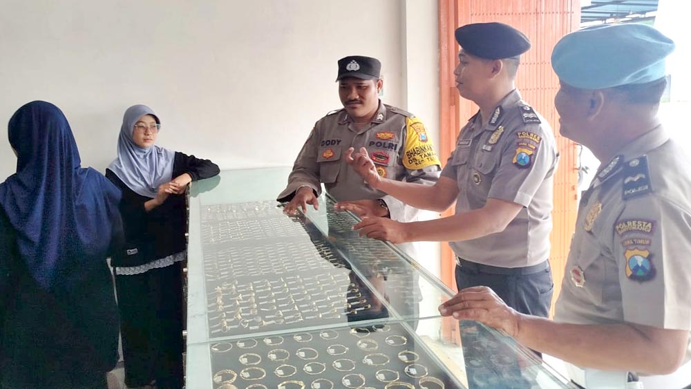 Petugas Polsek Tegalsari saat patroli di salah satu toko emas di sekitar Pasar Dusun Blokagung, Desa Karangdoro, Kecamatan Tegalsari, Senin (23/2).