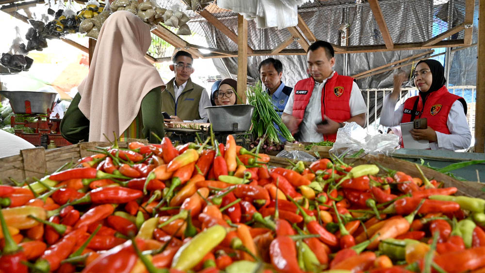 Di sejumlah pasar Banyuwangi, harga daging sapi dan cabai rawit masih melangit. Sekilo daging sapi tembus Rp 140 ribu, sedangkan cabai rawit Rp 100 ribu.