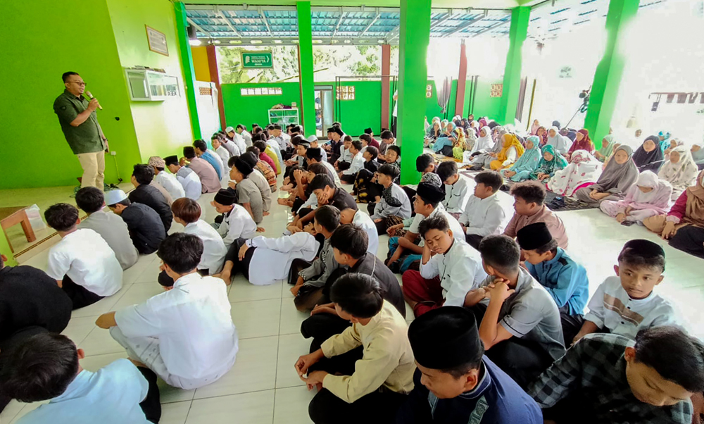 NGAJI MEDSOS: Siswa SMPN 1 Kabat mengikuti kegiatan pondok Ramadan di sekolah setempat, Senin (23/2).