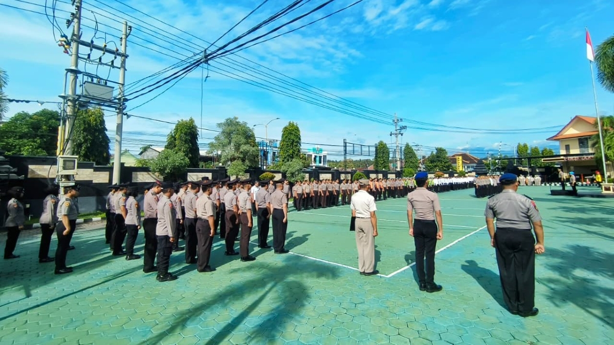 Polresta Banyuwangi melaksanakan apel pada Senin (23/2/2026).