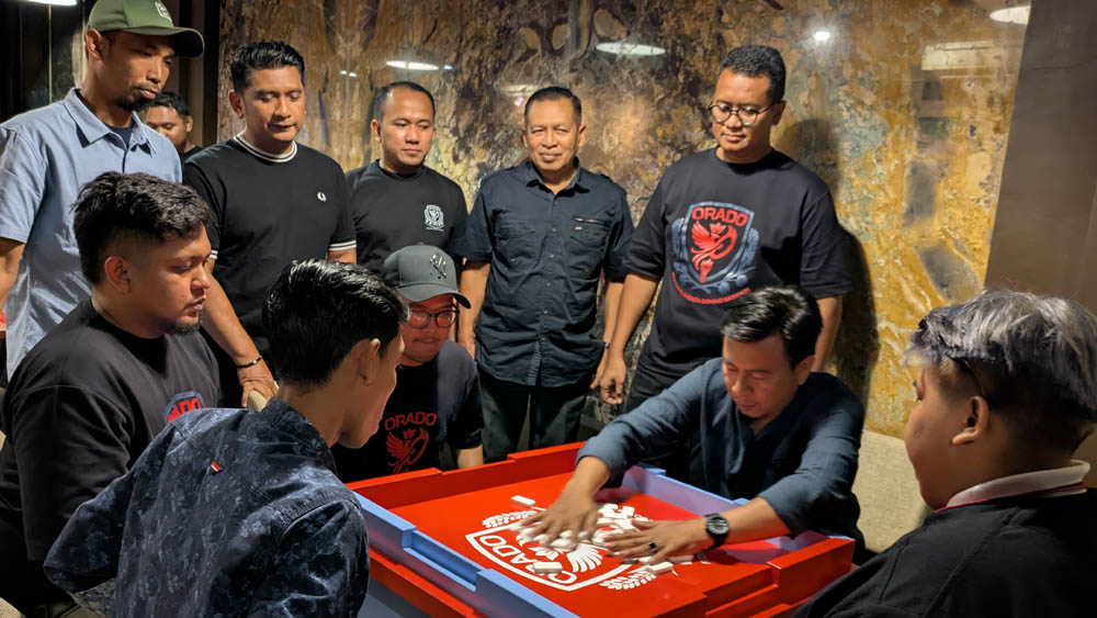 Ketua Orado Banyuwangi Dede Abdul Ghani bersama Ketua KONI dan Kadispora Banyuwangi menyaksikan Kejurkab Domino yang digelar di Kafe Hedon, Minggu Malam (22/2).