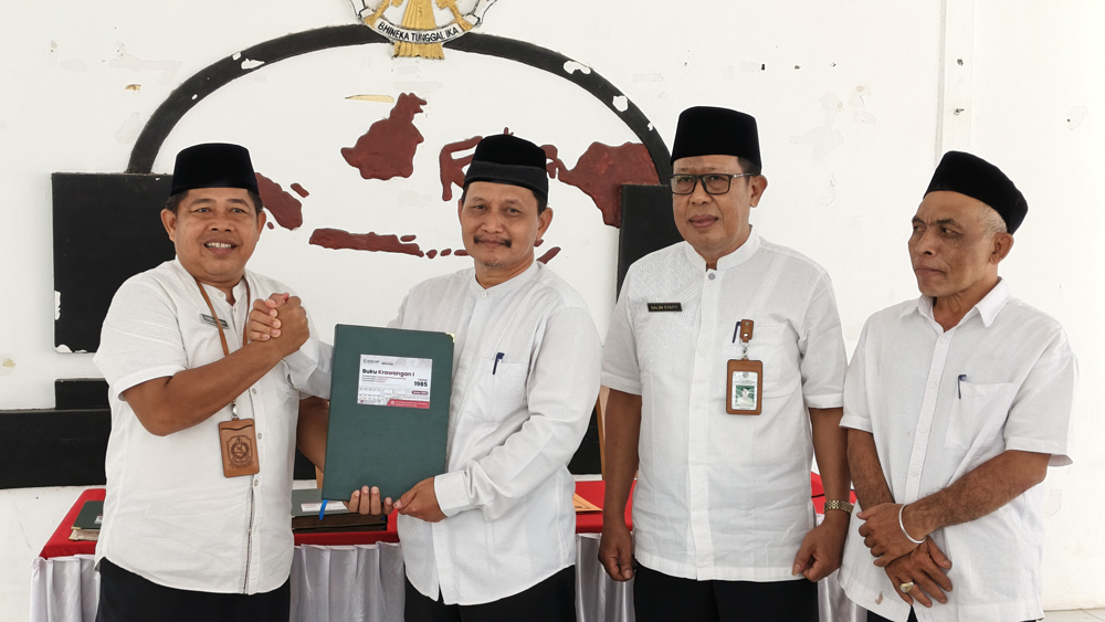 Plt Kepala Dispusip Banyuwangi Yusdi Irawan menyerahkan 7 Arsip kepada Camat Kalipuro Ahmad Nuril Falah di Kantor Kelurahan Kalipuro, Senin (23/2).