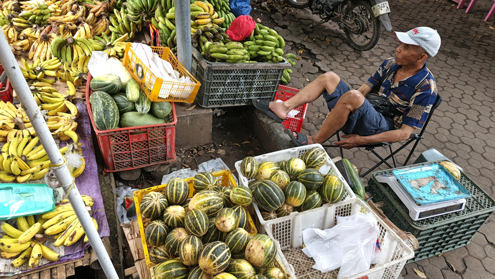 DAGANGAN MUSIMAN: Pedagang buah blewah dan timun suri menjajakan dagangan di pasar Banyuwangi, Senin (23/2).