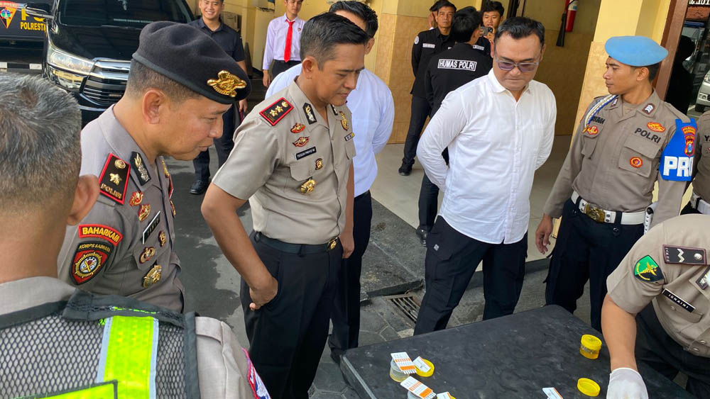 DETEKSI DINI: Wakapolresta AKBP Teguh Priyo Wasono ikut mengawasi jalannya tes urine bagi anggota Polresta Banyuwangi, Senin (23/2).