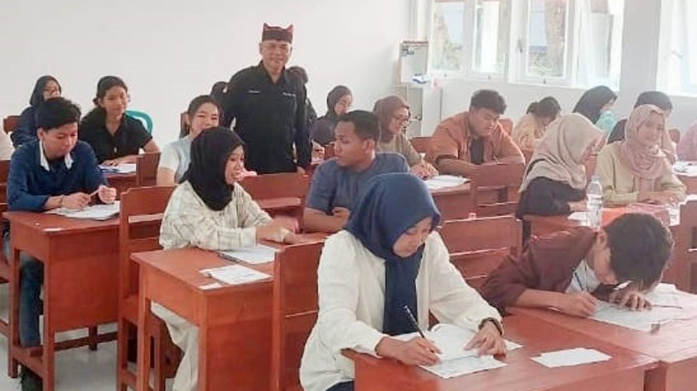 Kepala SMAN 1 Glagah Abdullah saat melihat para siswa siswi mengerjakan soal TOEFL ITP beberapa waktu lalu