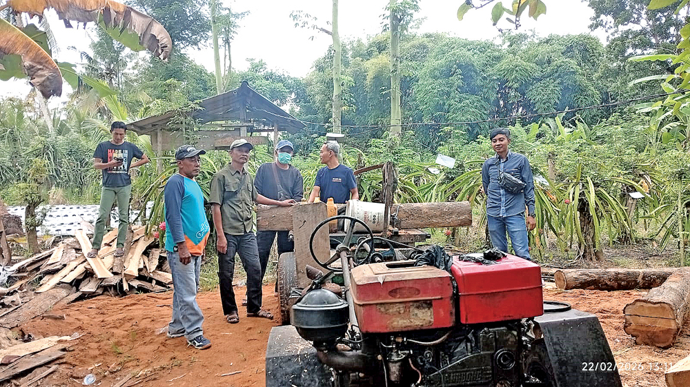 Barang bukti mobil gergaji yang diduga digunakan untuk melakukan pengolahan kayu jati ilegal diamankan petugas di Desa Temurejo, Bangorejo, pada Minggu (22/2).