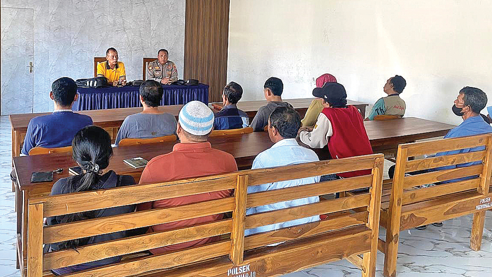 Orang tua pemuda yang terlibat balap liar diundang ke Mapolsek Mapolsek Purwoharjo untuk mendapat pengarahan sekaligus mengambil sepeda motor yang diamankan petugas, Senin (23/2).