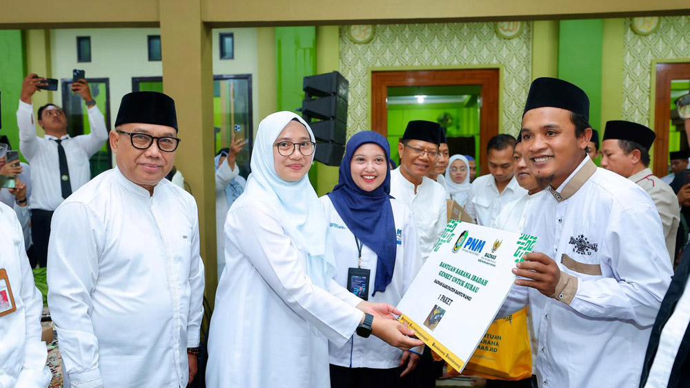 Bupati Ipuk didampingi Pimpinan Cabang PNM Banyuwangi Sugiyati Nurul Handayani dan Ketua Baznas Dwi Yanto menyerahkan bantuan genset bagi musala terpencil di Desa Bangsring, Wongsorejo, Senin (23/2).