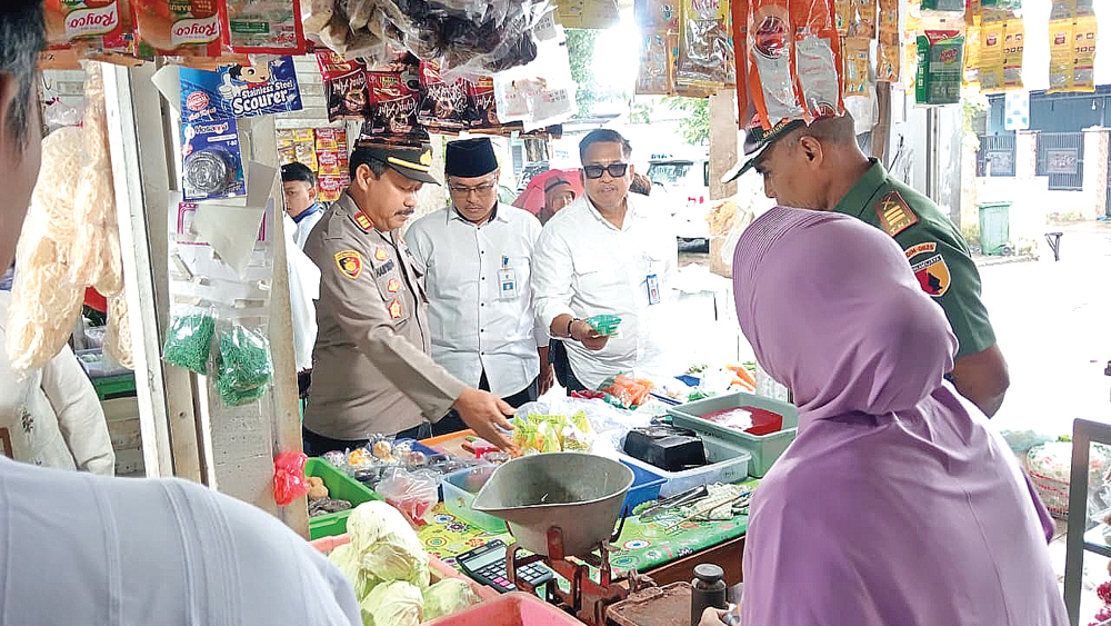 Forpimka Bangorejo meninjau ketersediaan dan harga bahan pokok di pasar tradisional Desa Kebondalem Kecamatan Bangorejo, Selasa (24/2)