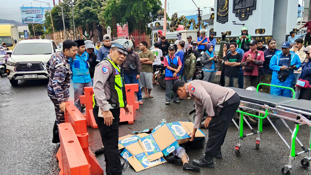 Jenazah korban kecelakaan di depan pintu keluar Pelabuhan ASDP Ketapang dikerumuni warga, Selasa (24/2).
