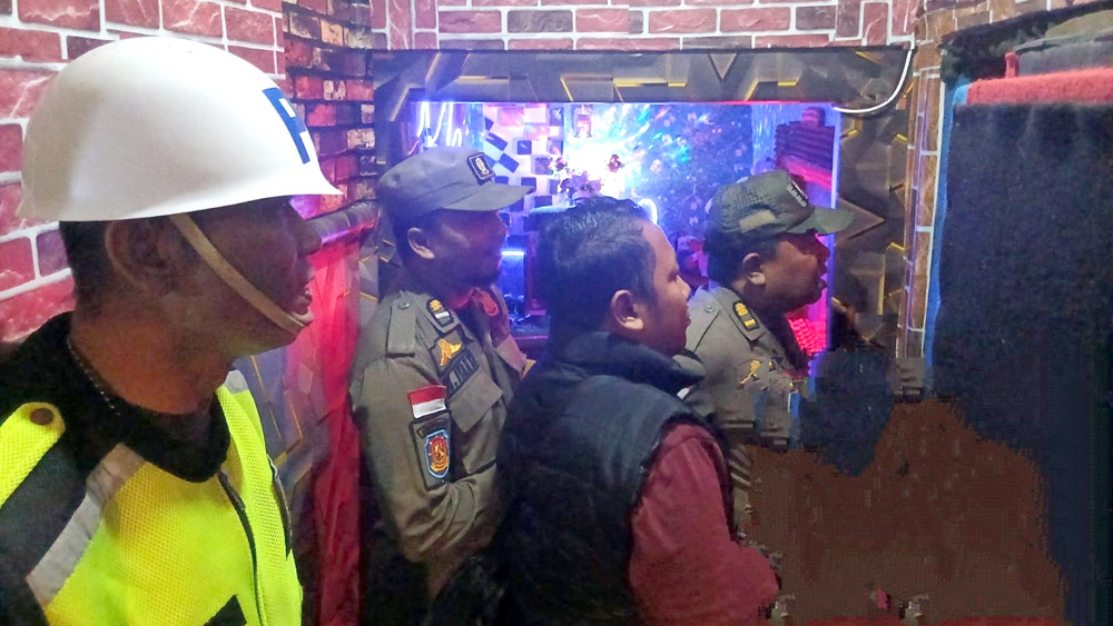PENGAWASAN: Personel Satpol PP menyisir sejumlah tempat karaoke dalam kegiatan patroli gabungan, Senin malam (23/2).