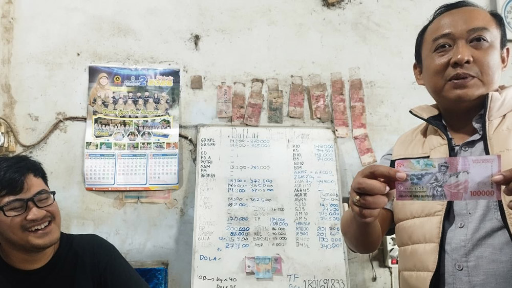 WASPADA UPAL: Wakasatreskrim Polresta Banyuwangi AKP Didik Haryono menunjukkan upal yang diterima di salah satu toko sembako di Banyuwangi, Selasa (24/2).