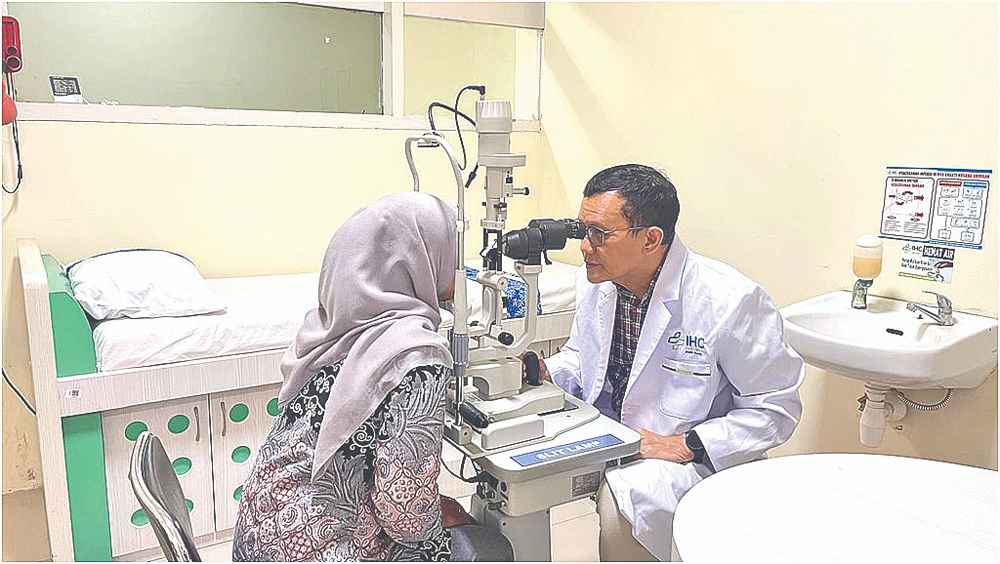 SOLUSI: dr Aswin Agung N., Sp.M melakukan pemeriksaan mata sebelum dilakukan operasi Phacoemulsification.