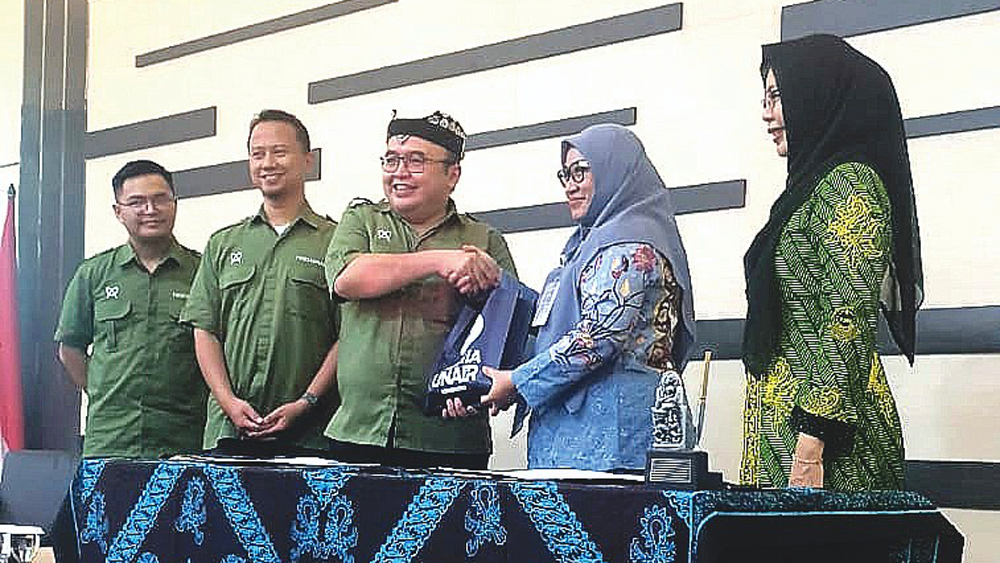 Dekan FIKKIA Unair Banyuwangi Dr Rahadian Indarto Susilo, dr, SpBS (K) bersama jajaran berfoto dengan Direktur RSI Fatimah Banyuwangi dr Widowati, SpAnTi sebagai simbol kerja sama.