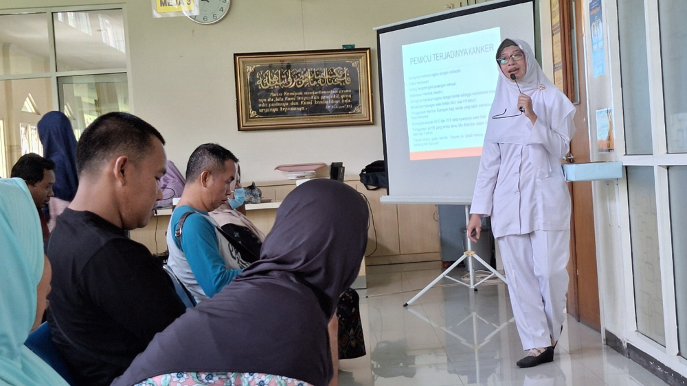 Bidan senior RSAH Denik Suci Murniasari, SKeb menjelaskan tentang kanker seviks pada kegiatan Promosi Kesehatan Rumah Sakit/PKRS di Ruang Tunggu Rawat Jalan Rumah Sakit Al Huda (RSAH), Rabu (18/2).