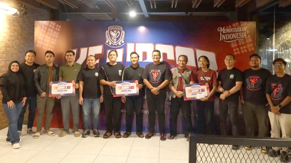 Pengurus Orado Banyuwangi berfoto dengan para pemenang Kejurcab domino di Hedon Cafe, Kelurahan Penataban, Minggu malam (22/2).