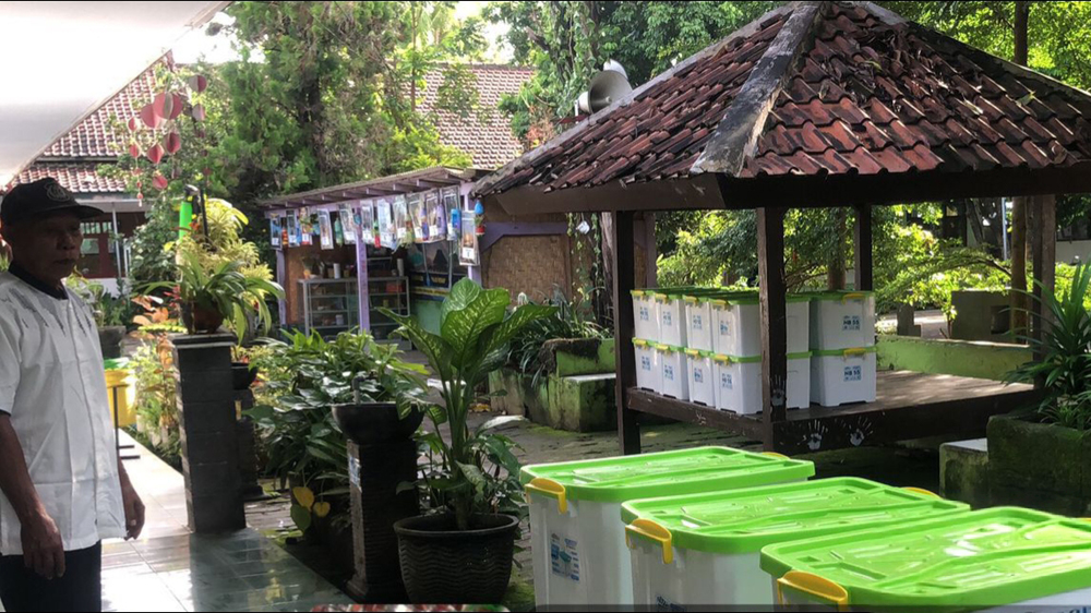 TETAP BERJALAN: Pendistribusian menu MBG ke SDN Kebalenan, Banyuwangi, Senin (24/2).
