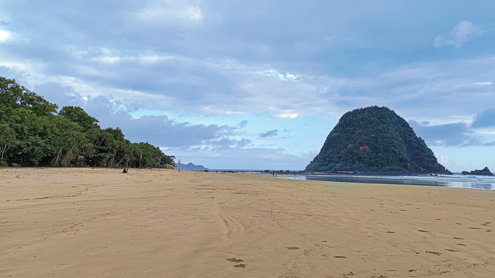 LENGANG: Pantai Pulau Merah di Dusun Pancer, Desa Sumberagung, Kecamatan Pesanggaran sepi pengunjung Rabu (25/2/3).