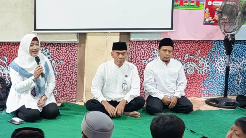 Kepala SDN Kepatihan Suliantari bersama Korwilkersatdik Banyuwangi Janoto (tengah) menyampaikan arahan kepada peserta Pondok Ramadan, Rabu (25/2).