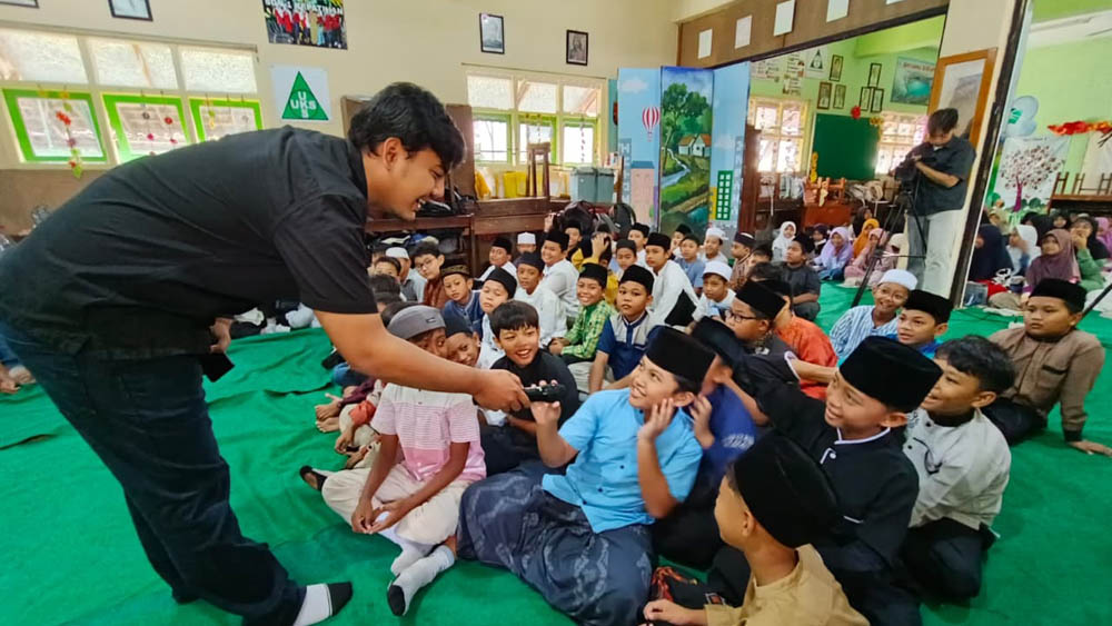 Pemateri dari JP-RaBa menyampaikan materi bijak bermedsos kepada para siswa kelas 4 SDN Kepatihan, Rabu (25/2).