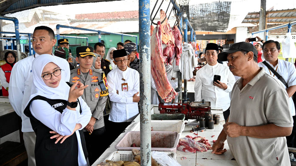 Bupati Ipuk Fiestiandani, Sekkab Guntur Priambodo, dan Kapolresta Kombespol Rofiq Ripto Himawan sidak harga daging sapi dan kebutuhan pokok di Pasar Banyuwangi, Rabu (25/2).