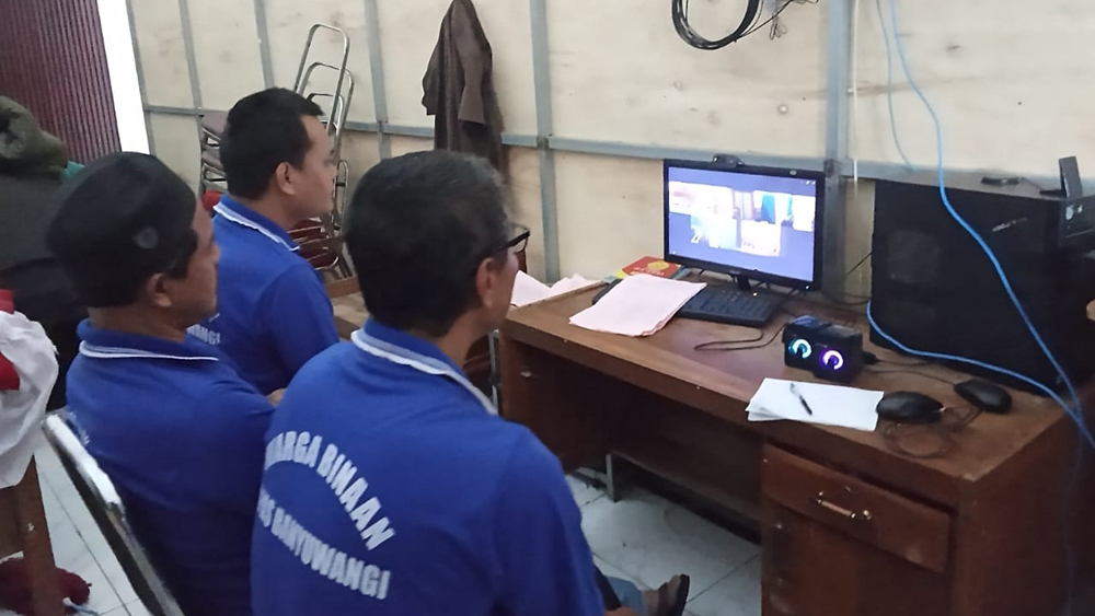Nurdin Yuswanto (Mualim II), Sandi Wirawan (Kepala Kamar Mesin), dan Erik Imbawani sebagai Mualim I mendengarkan tuntutan jaksa lewat sidang online di Lapas Banyuwangi, Rabu (25/2).