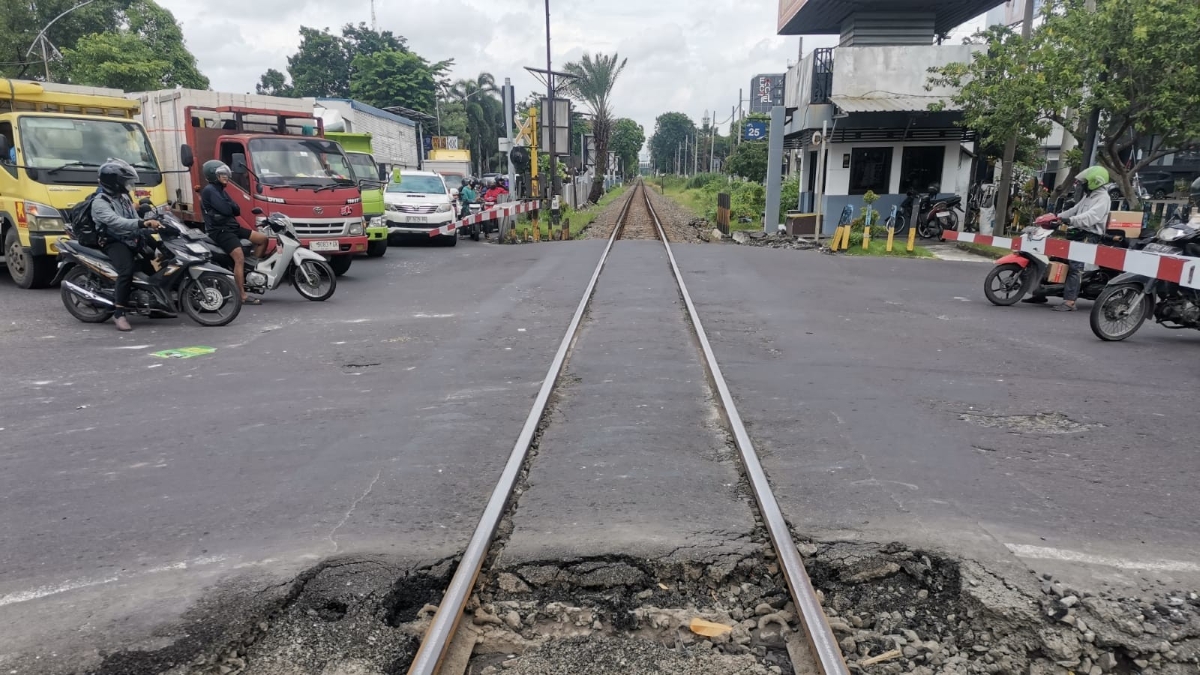 KAI Daop 8 Surabaya perbaiki tiga perlintasan sebidang.