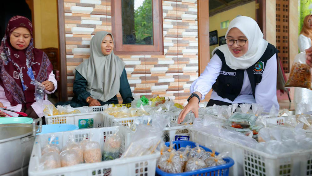 Ramadan berkah UMKM Banyuwangi, Ipuk fasilitasi NIB, PIRT, sertifikat halal dan pasar takjil bagi pelaku kuliner.