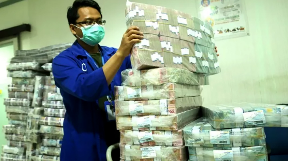 Petugas menyiapkan uang pecahan rupiah untuk didistribusikan dari Cash Center Mandiri, Jakarta, beberapa waktu lalu.