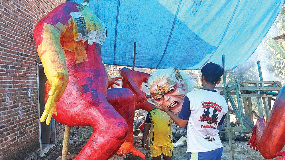 PROSES: Umat Hindu di Dusun Selorejo, Desa Kaligondo, Kecamatan Genteng, mulai membuat ogoh-ogoh menyambut Hari Raya Nyepi.