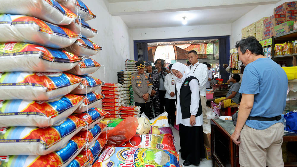 Pemkab Banyuwangi pastikan stok pangan dan BBM surplus jelang Lebaran 2026, beras 97 ribu ton, harga terkendali.