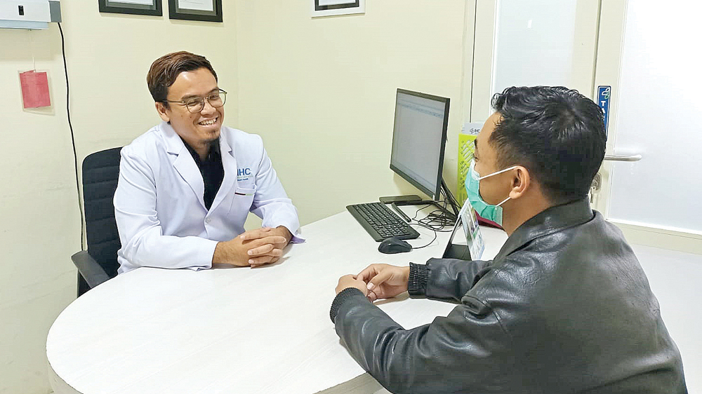 dr Mochamad Bagus Rifnaputra, Sp. BTKV, MKed.Klin memberikan konsultasi kepada pasien di poliklinik spesialis BTKV RSU Bhakti Husada.