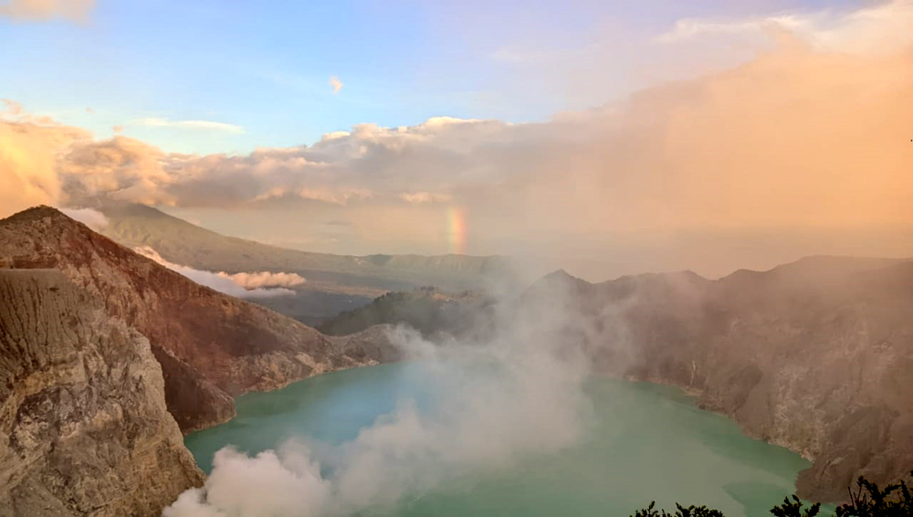 PEMANDANGAN KAWAH: Setelah sempat tutup selama sepekan, TWA Ijen kembali dibuka Kamis (26/2).