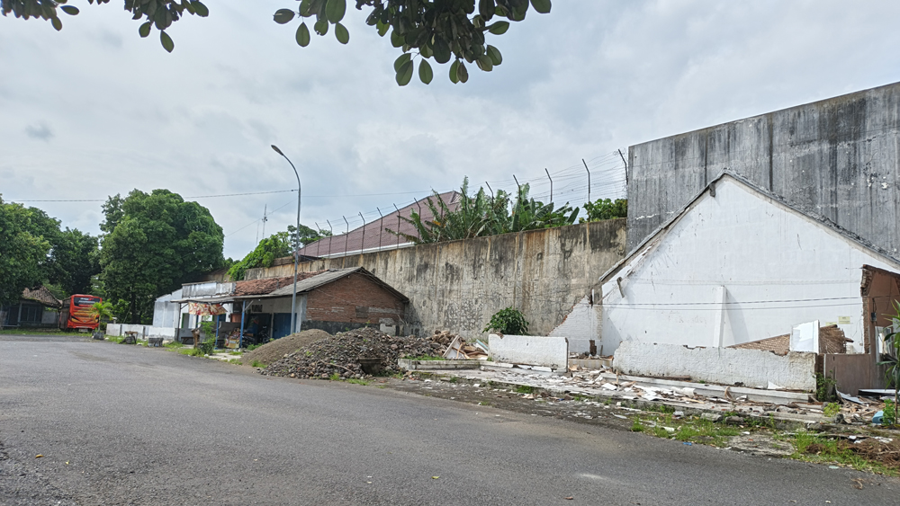 Deretan warung di Terminal Muncar yang lama tidak ditempati, kini telah dibongkar untuk dibangun kembali, Kamis (26/2).