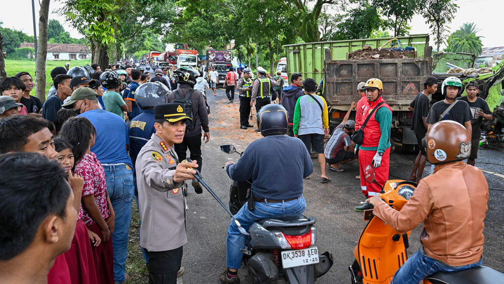 Kapolresta Banyuwangi Kombes Pol Rofiq Ripto Himawan ikut mengatur arus lalu lintas saat terjadi laka lantas di jalan raya Dadapan, Kabat pada 22 Januari 2026 lalu.