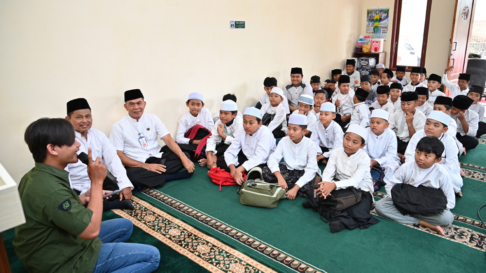 Tim Radar Banyuwangi Zamrozi Wahyu membekali siswa SD dari Gusus Sekolah 2 Kecamatan Banyuwangi dengan tips bermain medsos yang aman di SDN 4 Singotrunan, Kamis (26/2).