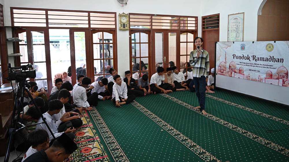 Lugas Rumpakaadi, wartawan Radar Banyuwangi menyampaikan materi santun bermedia sosial di hadapan siswa SMPN 1 Giri, Kamis (26/2).