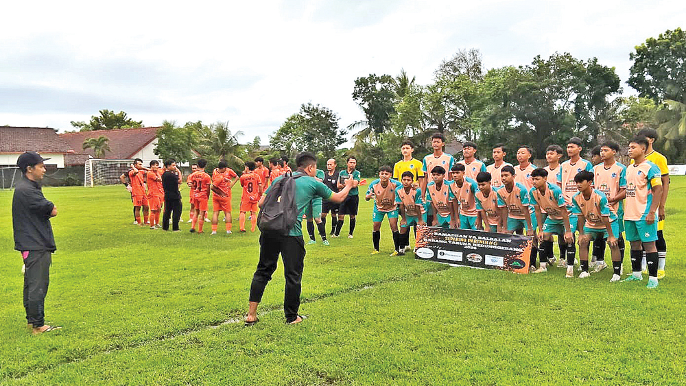 Sparing partner sepak bola antarklub di Desa Kedunggebang kembali digelar setelah panitia mengurus segala perizinan, Kamis (26/2).