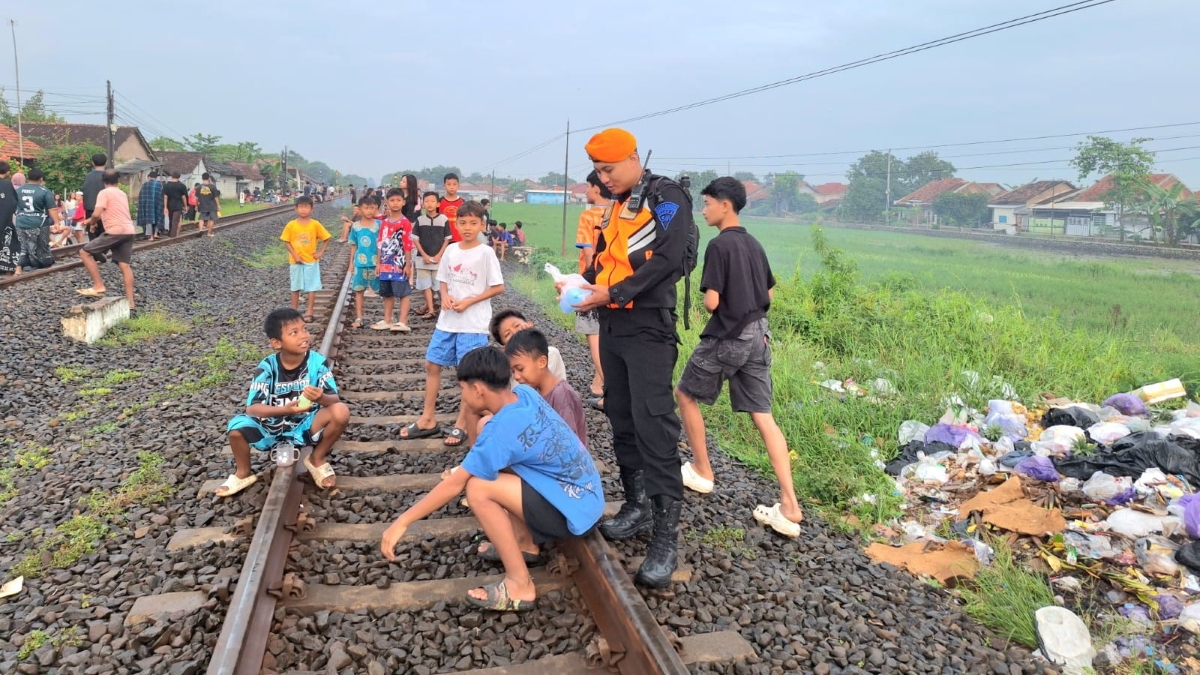 KAI Daop 4 Semarang larang aktivitas di jalur kereta api saat Ramadan.