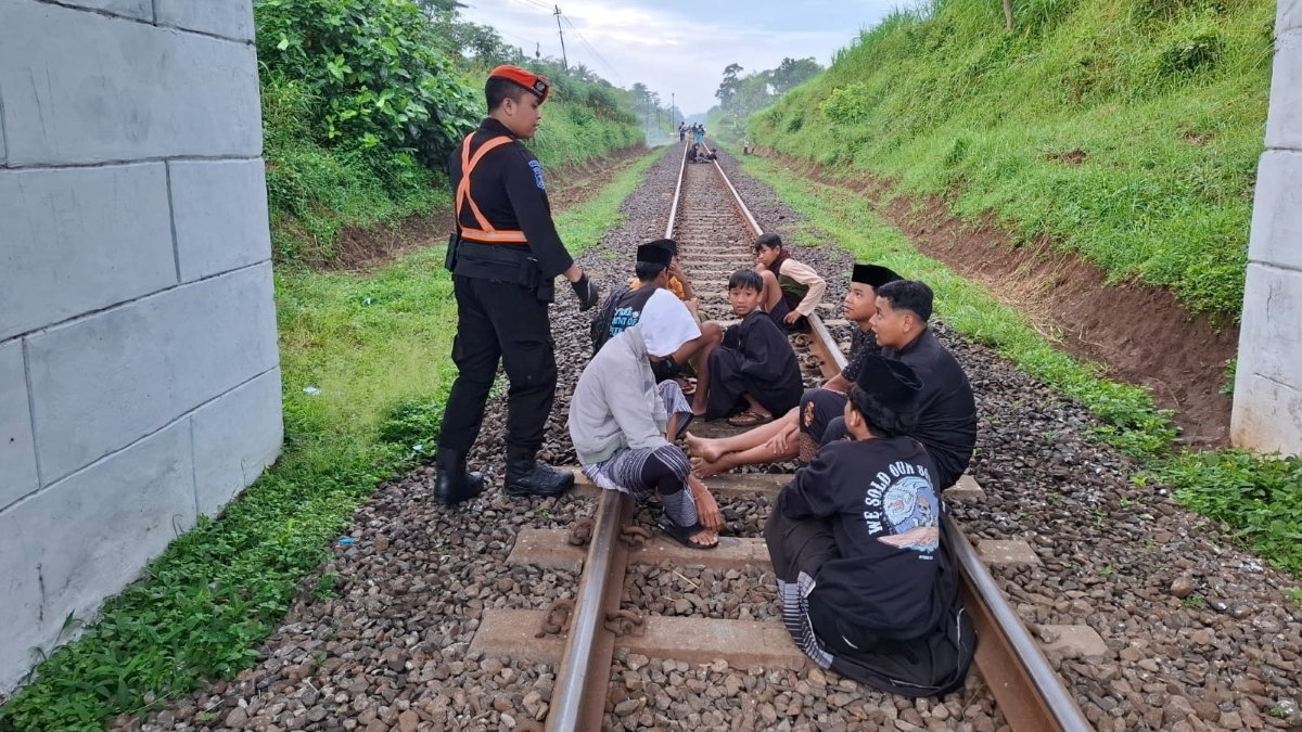 KAI Daop 8 Surabaya larang aktivitas di rel kereta api saat Ramadan.