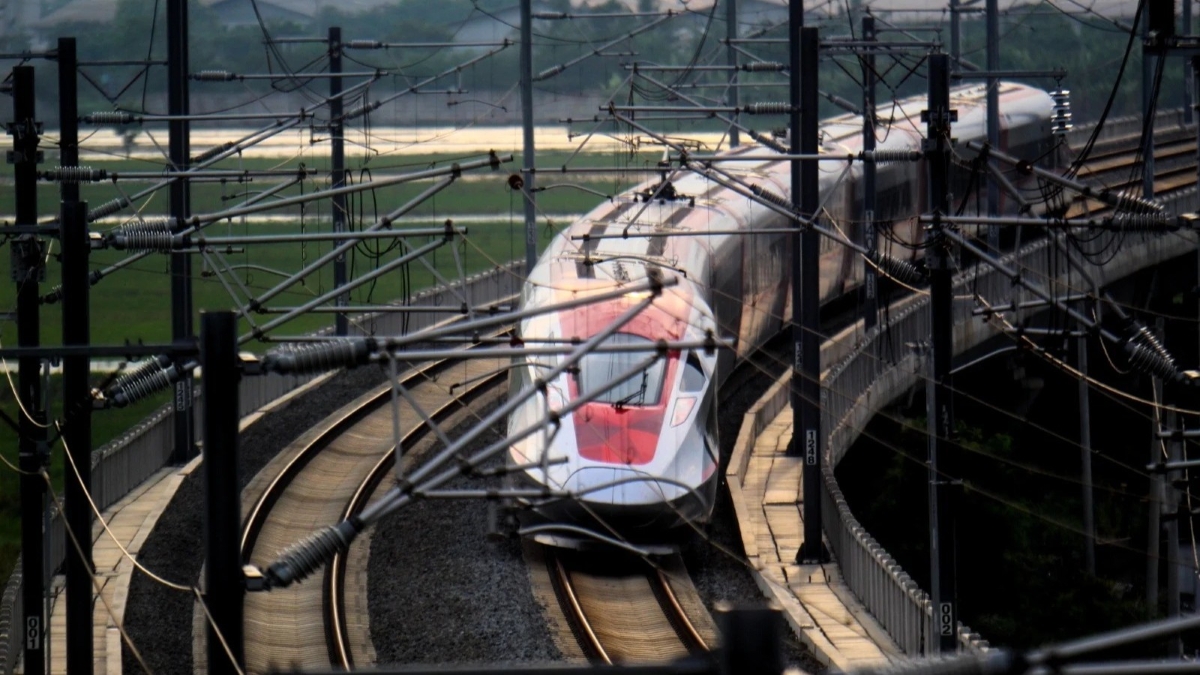 Operasional kereta cepat Whoosh kini 80 persen dikelola SDM Indonesia.