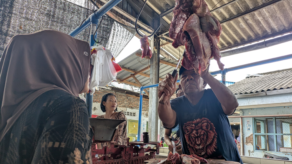 Pedagang daging sapi di Pasar Banyuwangi melayani pembeli di tengah bulan Ramadan, Rabu (26/2).