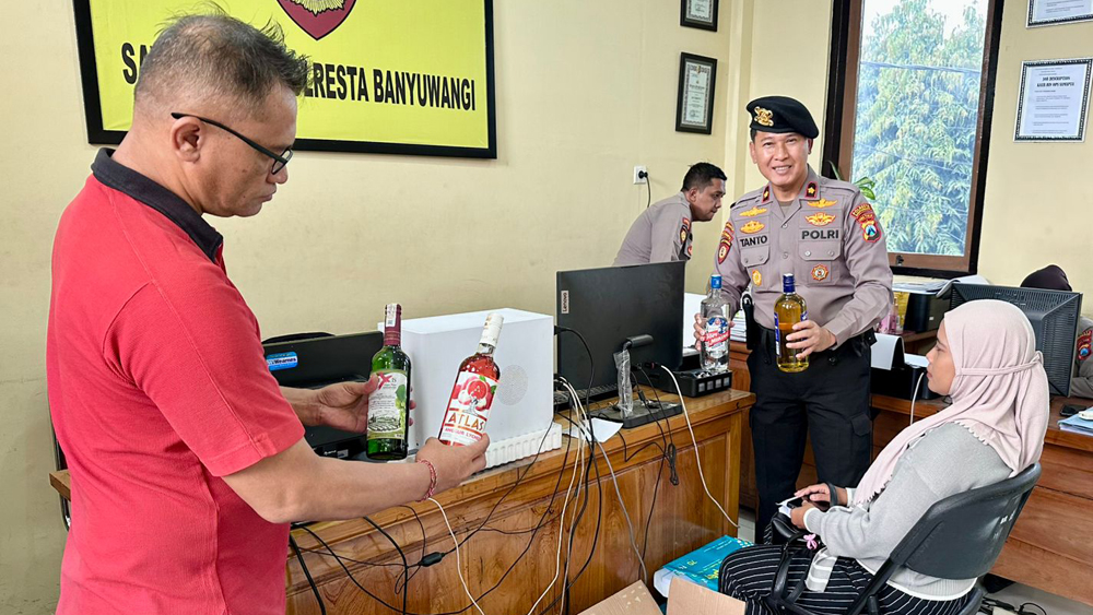 Kasat Samapta Polresta Banyuwangi Kompol Suhartanto menunjukkan botol miras yang berhasil diamankan dari tangan RN, Kamis (26/2).