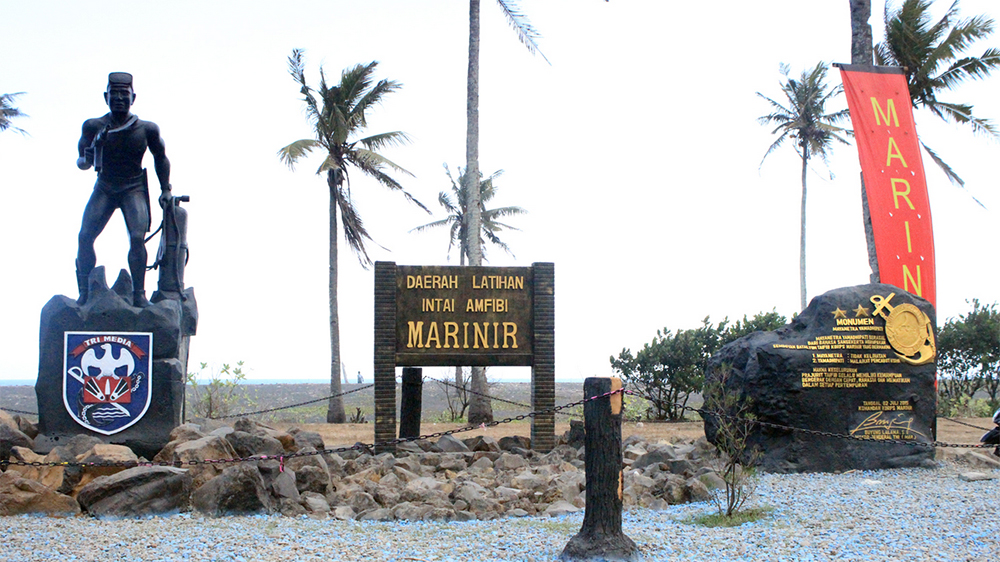 Monumen Mayanetra Yamadhipati Batalyon Intai Amfibi di Pantai Lampon. Pantai Lampon berada di Dusun Ringinsari yang masuk ke Desa Persiapan Pesanggaran Wetan.