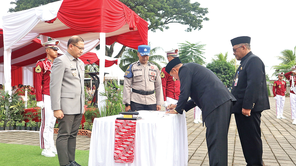 Kepala Dinas Pendidikan Jawa Timur (Kadisdik) Jatim Aries Agung Paewai menyerahkan bendera pataka sebagai simbol pergantian pimpinan SMADATARA kepada I Ketut Renen, Kamis (26/2).