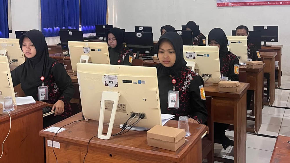 Pembelajaran di SMK Sritanjung menitikberatkan pada praktik berbasis industri. Siswa dibiasakan dengan standar kerja profesional melalui praktik intensif, magang, hingga proyek kewirausahaan.