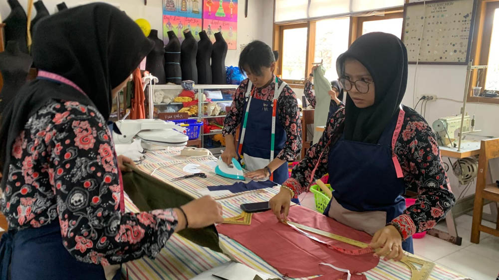 Pembelajaran di SMK Sritanjung menitikberatkan pada praktik berbasis industri. Siswa dibiasakan dengan standar kerja profesional melalui praktik intensif, magang, hingga proyek kewirausahaan.